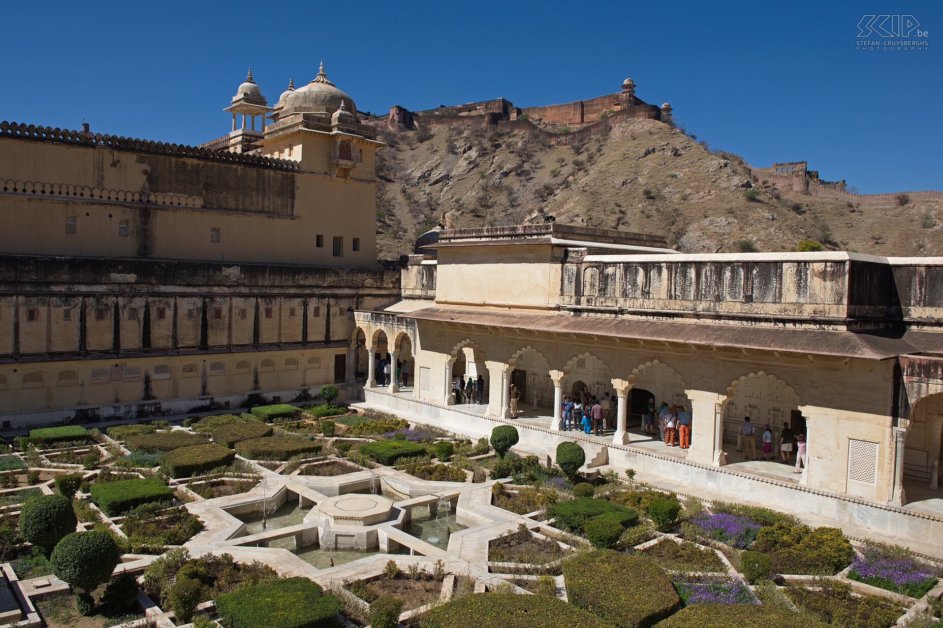 Jaipur - Amber fort & Jaigarh fort The gardens of the Amber Fort and in the background the Jaigarh fort. Stefan Cruysberghs